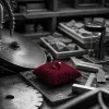 Le lapidaire : l'artisan qui négocie la lumière avec la pierre avant que le joaillier ne la sertisse
