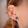 Test Boucles d'Oreilles Or 18 Carats 750 Jaune - Zirconiums Bleu Saphir : les petites puces bleu foncé qui font le job