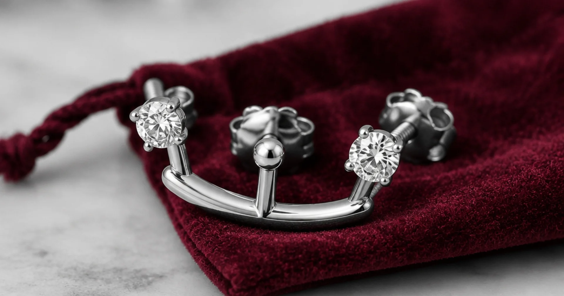 Le piercing d'oreille entre en joaillerie fine : deux diamants, trois trous, zéro compromis