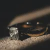 Signification de la bague à chaque doigt chez l’homme : codes, style et symbolique