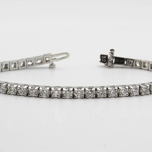 Les colliers de luxe pour hommes : un symbole d'élégance
