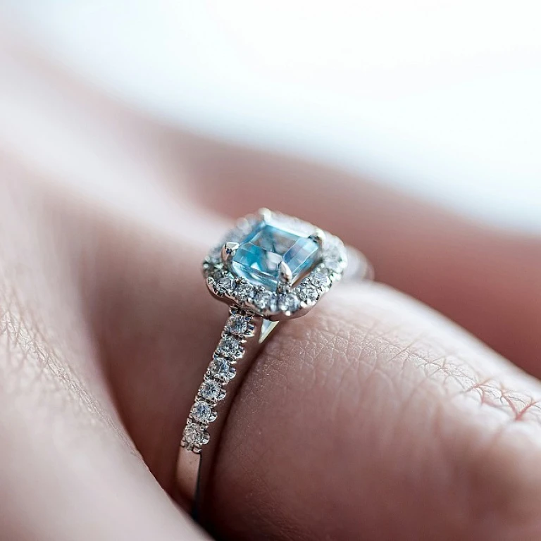 Les secrets des lettres bijoux : un art personnel et intemporel