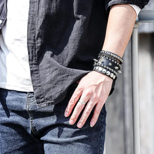 Bracelet en Cuir Noir Gothique Bracelet Clouté Punk Rock Manchette avec Clous Réglable Femme Homme B-4pcs