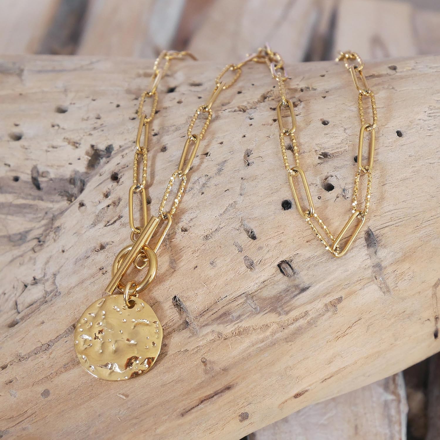 Collier chaîne maille trombone acier doré avec pendentif rond martelé - Collier fermoir T - Collier toggle.