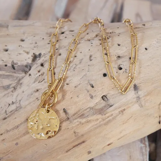 Collier chaîne maille trombone acier doré avec pendentif rond martelé - Collier fermoir T - Collier toggle.