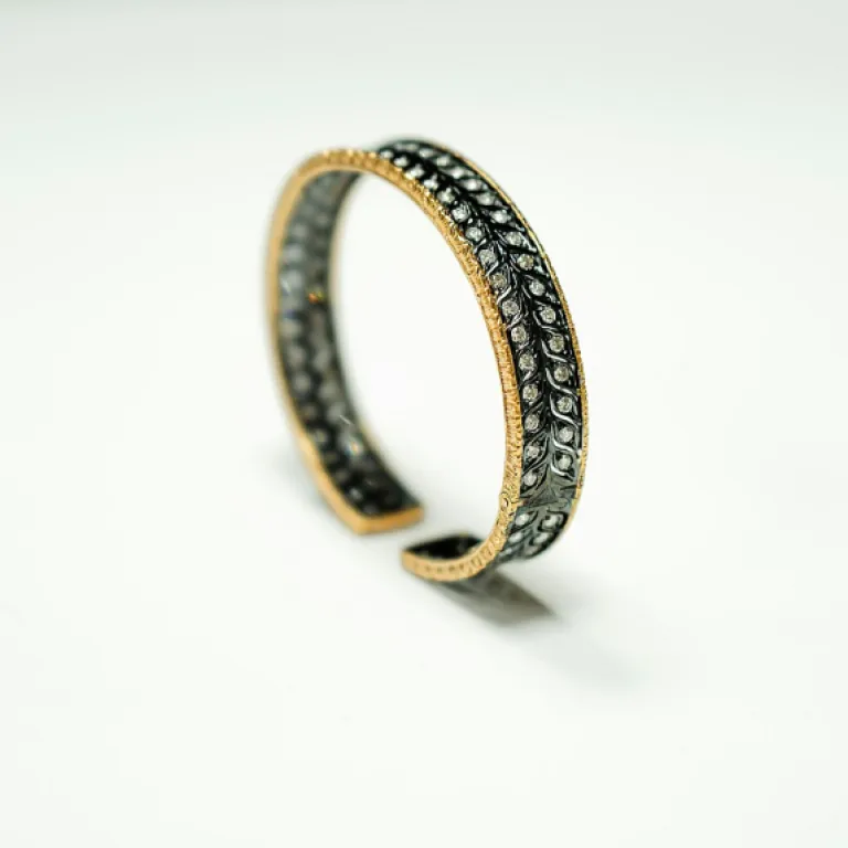 Élégance d’une bague en or blanc diamant et saphir pour femme exigeante