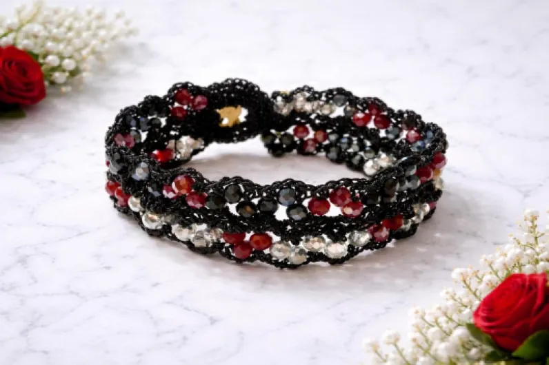 Bracelet artisanal fait à la main, crocheté dentelle bandeau avec cristaux de Bohême noir, rouge et argent et fil noir, fermeture boutonnière avec bouton nacré - Pièce unique.