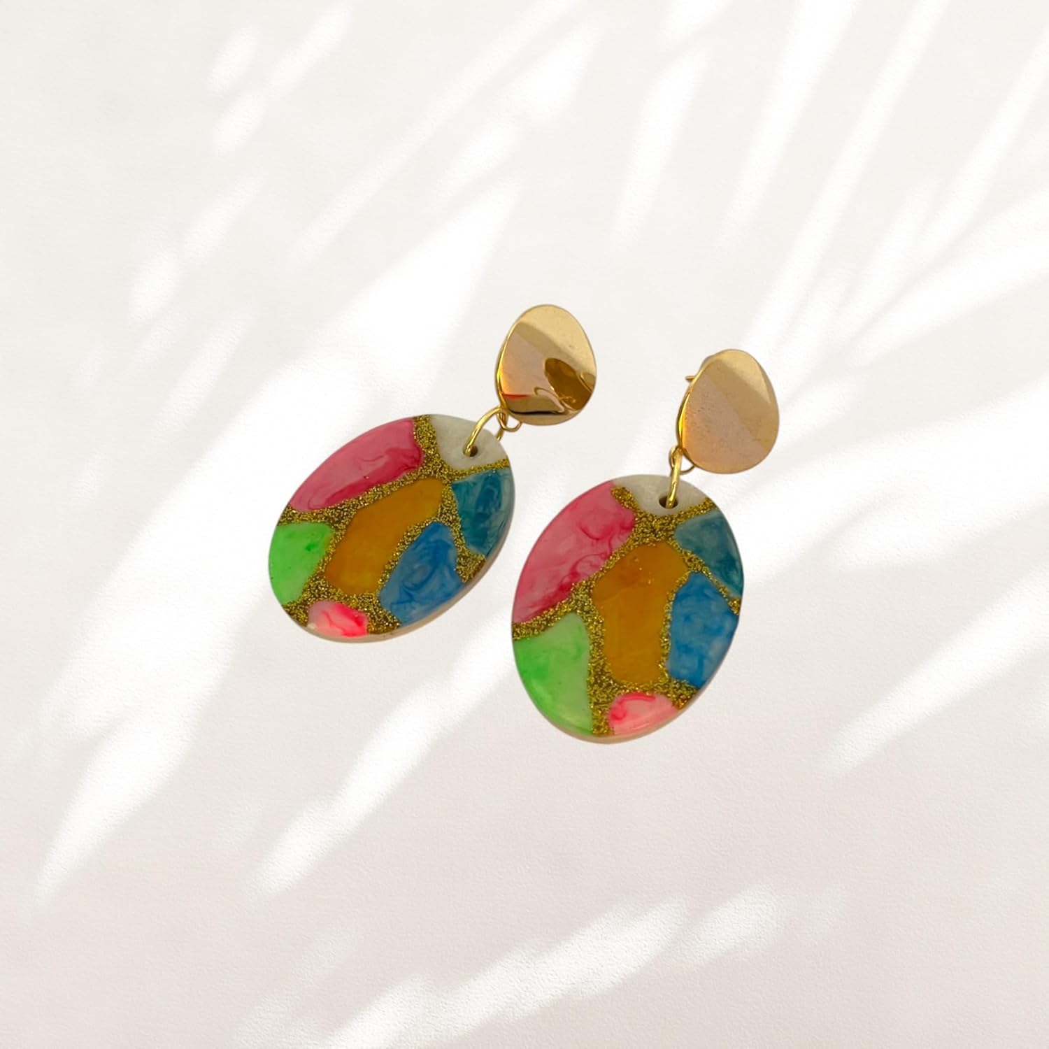 Boucles d’oreilles terrazzo coloré & doré miroir – résine nacrée – fait main à Marseille – pièce unique – Joia Bijoux