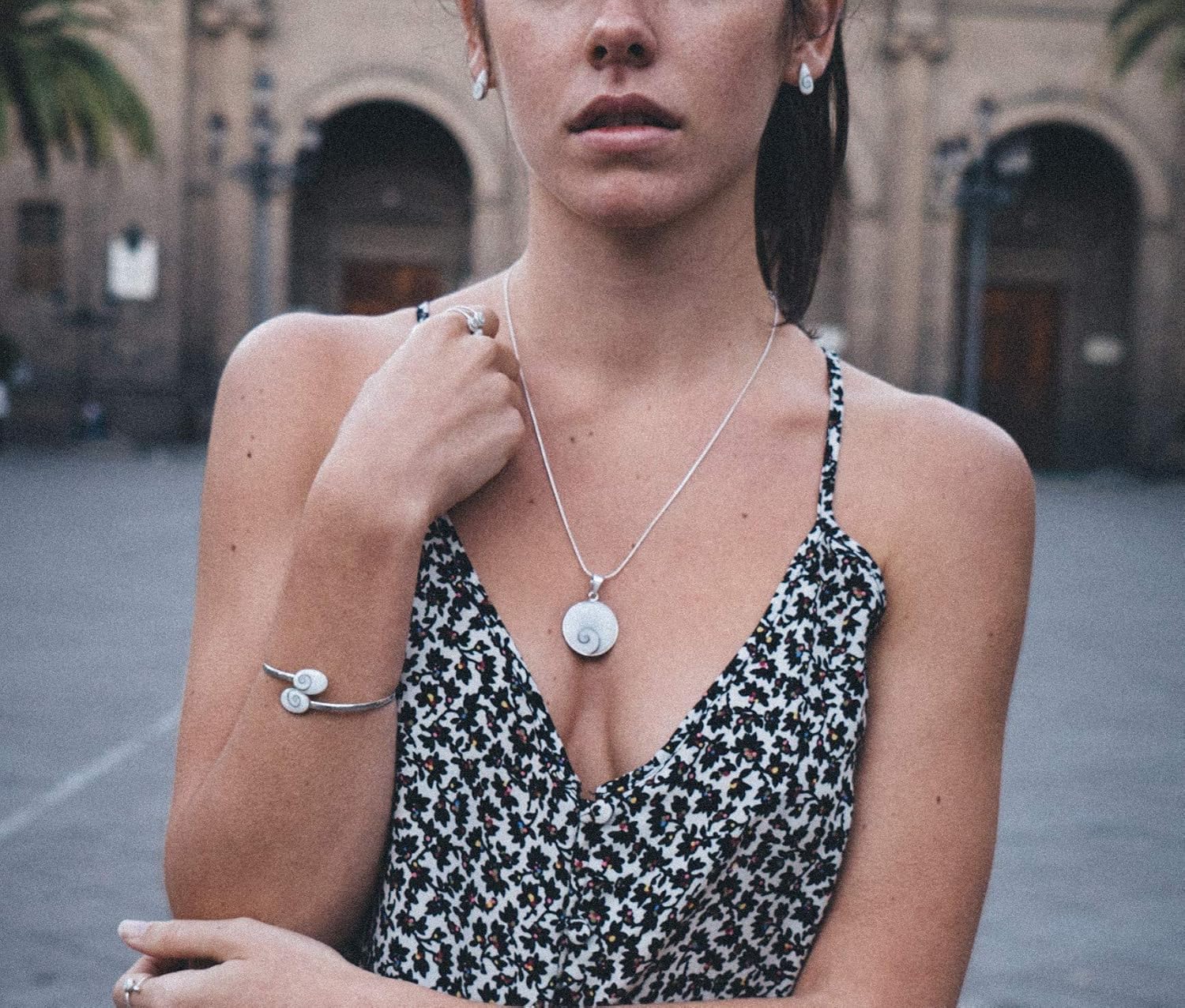 Pendentif Œil de Sainte Lucie en Argent - Œil de Shiva - 23mm de diamètre - Collier Artisanal avec Chaîne 45cm Sans Nickel - Inspiration Méditerranéenne - Collier Argenté avec Coquillage Blanc