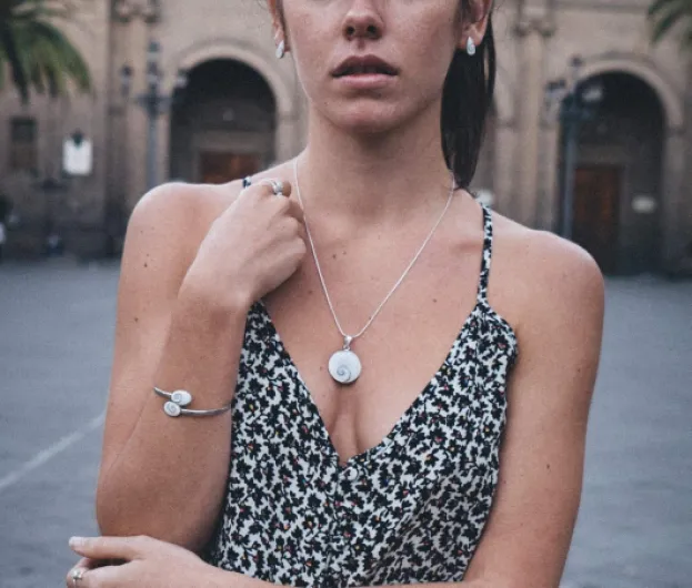 Pendentif Œil de Sainte Lucie en Argent - Œil de Shiva - 23mm de diamètre - Collier Artisanal avec Chaîne 45cm Sans Nickel - Inspiration Méditerranéenne - Collier Argenté avec Coquillage Blanc