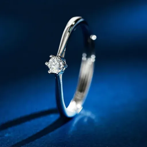 Test Platine PT950 Bague diamant classique fine : une bague simple, correcte, mais qui joue sur le flou