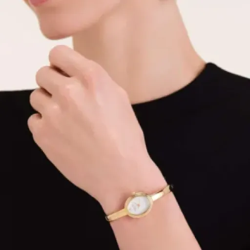 Test Rosefield Bangle 23.5mm Doré : une montre-bijou qui mise tout sur le look