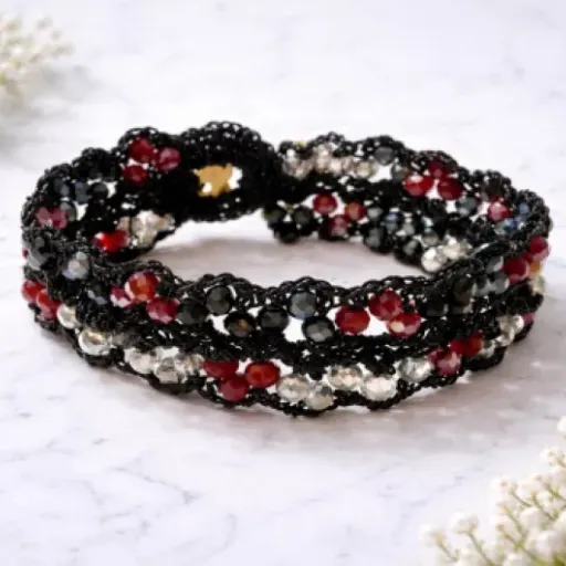 Test bracelet crocheté avec cristaux de Bohême : le petit bijou fait main qui mise tout sur le style