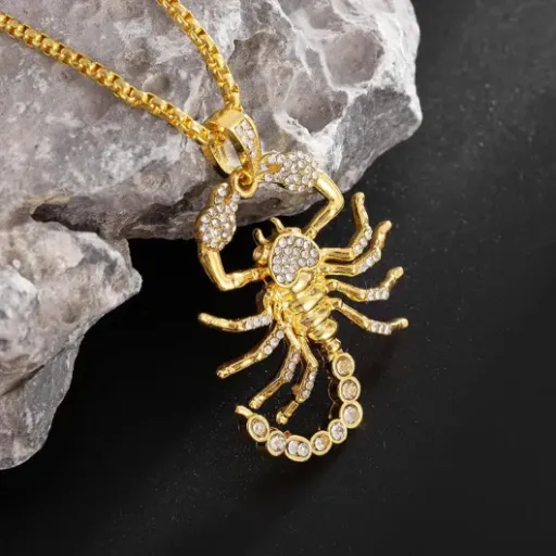 Test Collier unisexe scorpion zircon glacé : un gros pendentif qui en jette de loin, moins de près