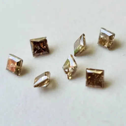 Test diamant champagne 2,4 mm taille princesse : un petit caillou sympa pour projets de bijoux perso