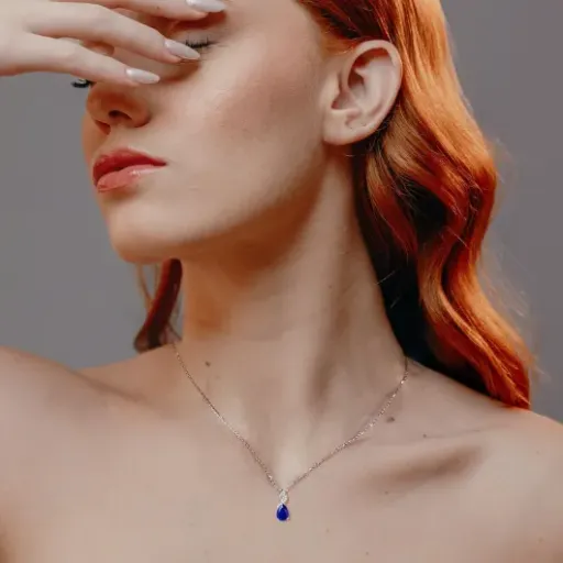 Test FANCIME Collier Or Blanc 14k & Argent 925 : joli pendentif saphir, mais pas donné pour la taille