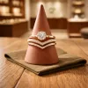 Alliance courbe et V-Shape : trouver la bague qui épouse votre solitaire