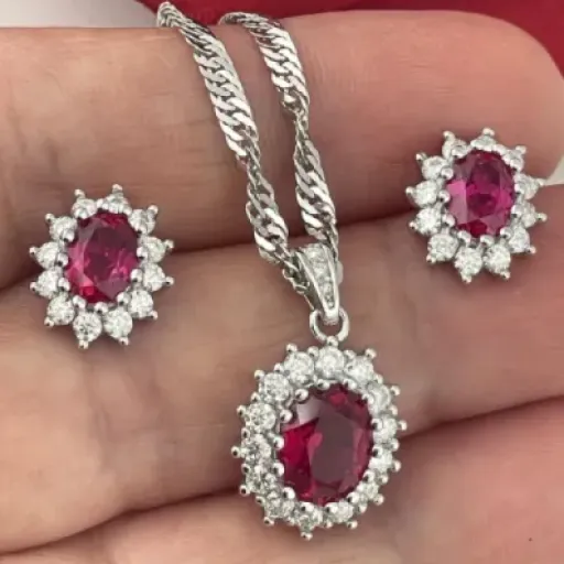 Test parure rubis "Lady Diana" : un look très chic, mais quelques zones floues