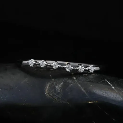 Test bague solitaire or blanc 18 carats 0,04 ct : une petite bague simple qui fait le job