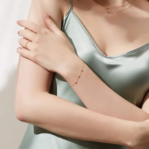 Test Carleen bracelet or 18 carats 750 : un petit diamant discret pour tous les jours
