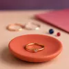 Comment choisir une bague fine en or : métaux précieux, pierres et prix expliqués
